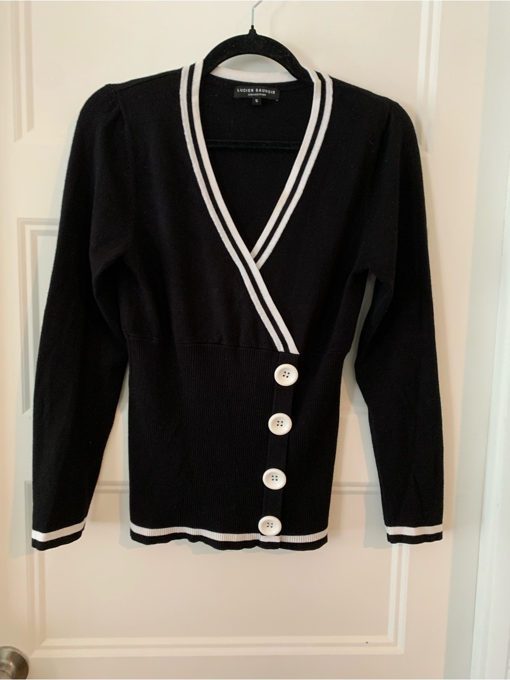 Lucien Daunois , Women's Vintage knit dressy top V-Neck Button-Front top